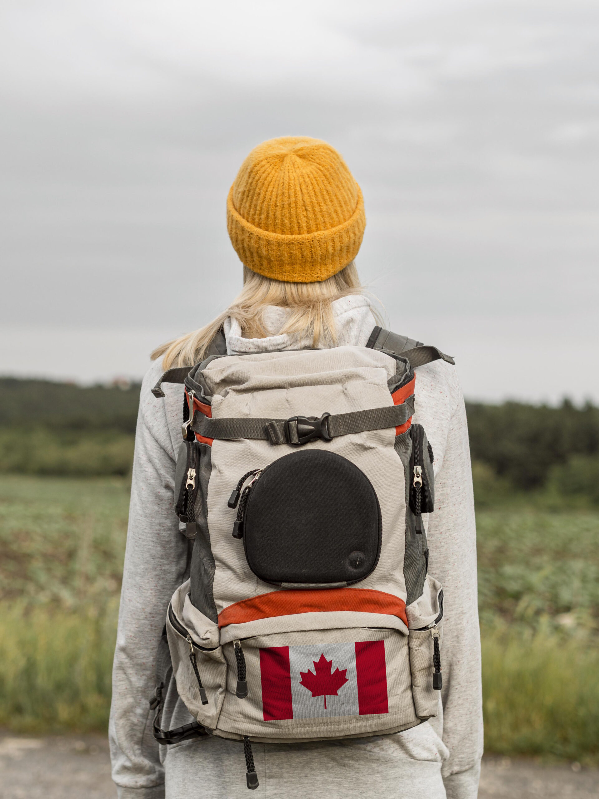 femme-portant-sac-dos-drapeau-canadien-scaled