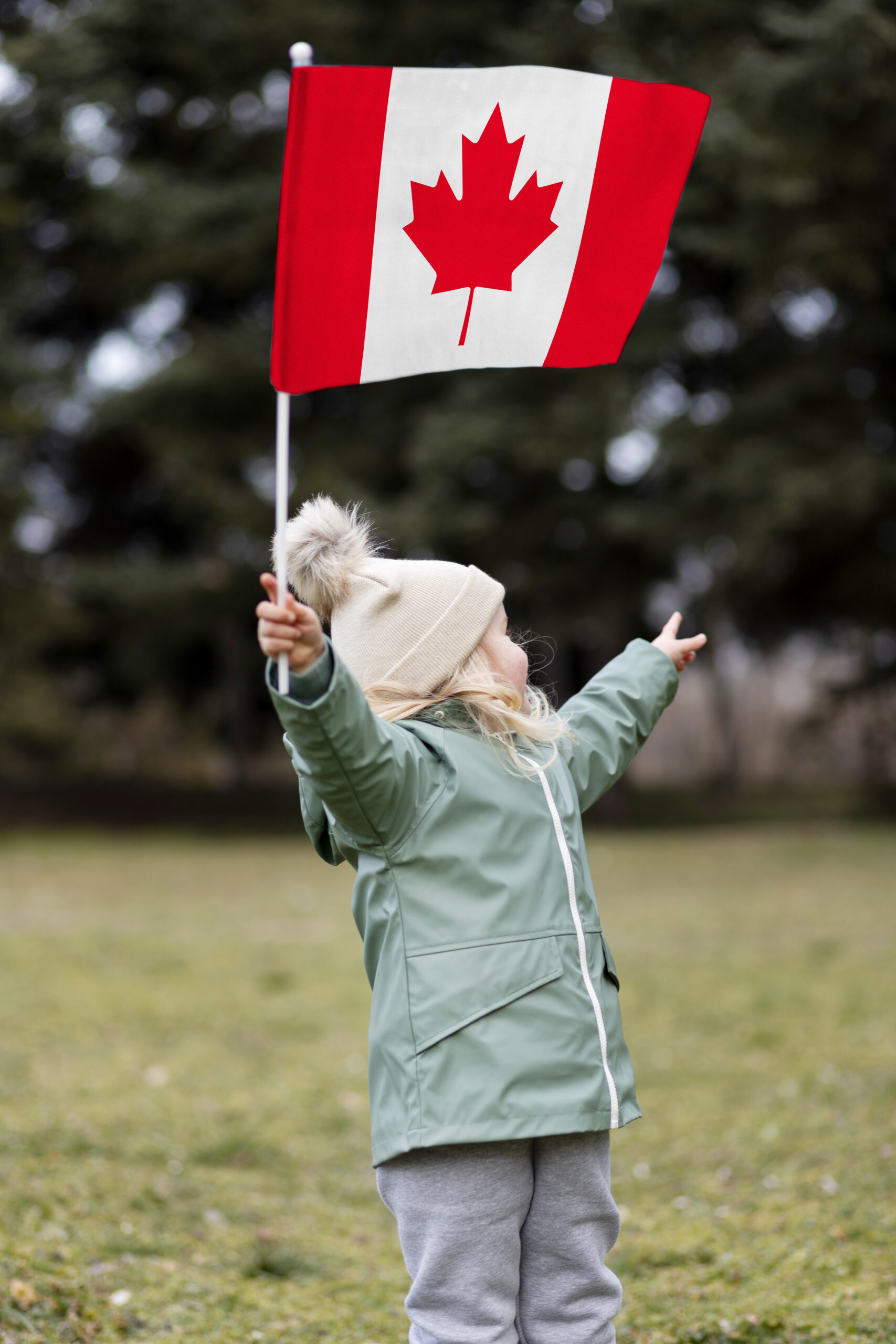 fille-vue-cote-drapeau-canadien-scaled